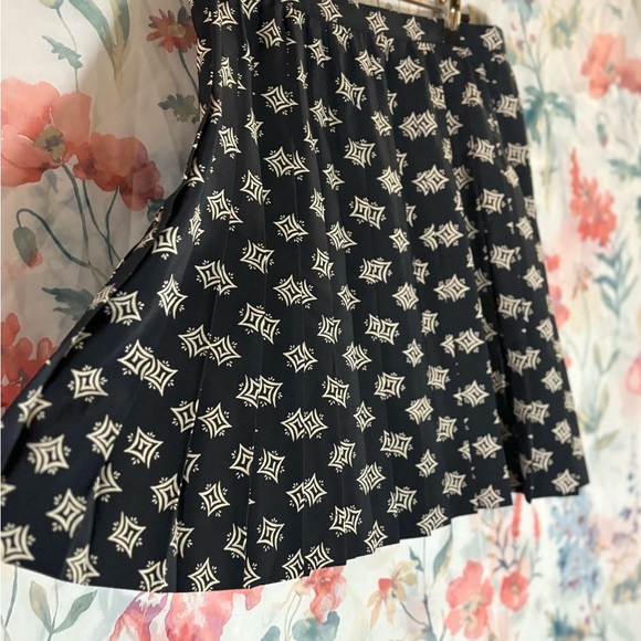 Vintage Elegant Black and White Patterned Skirt - Picture 3 of 10